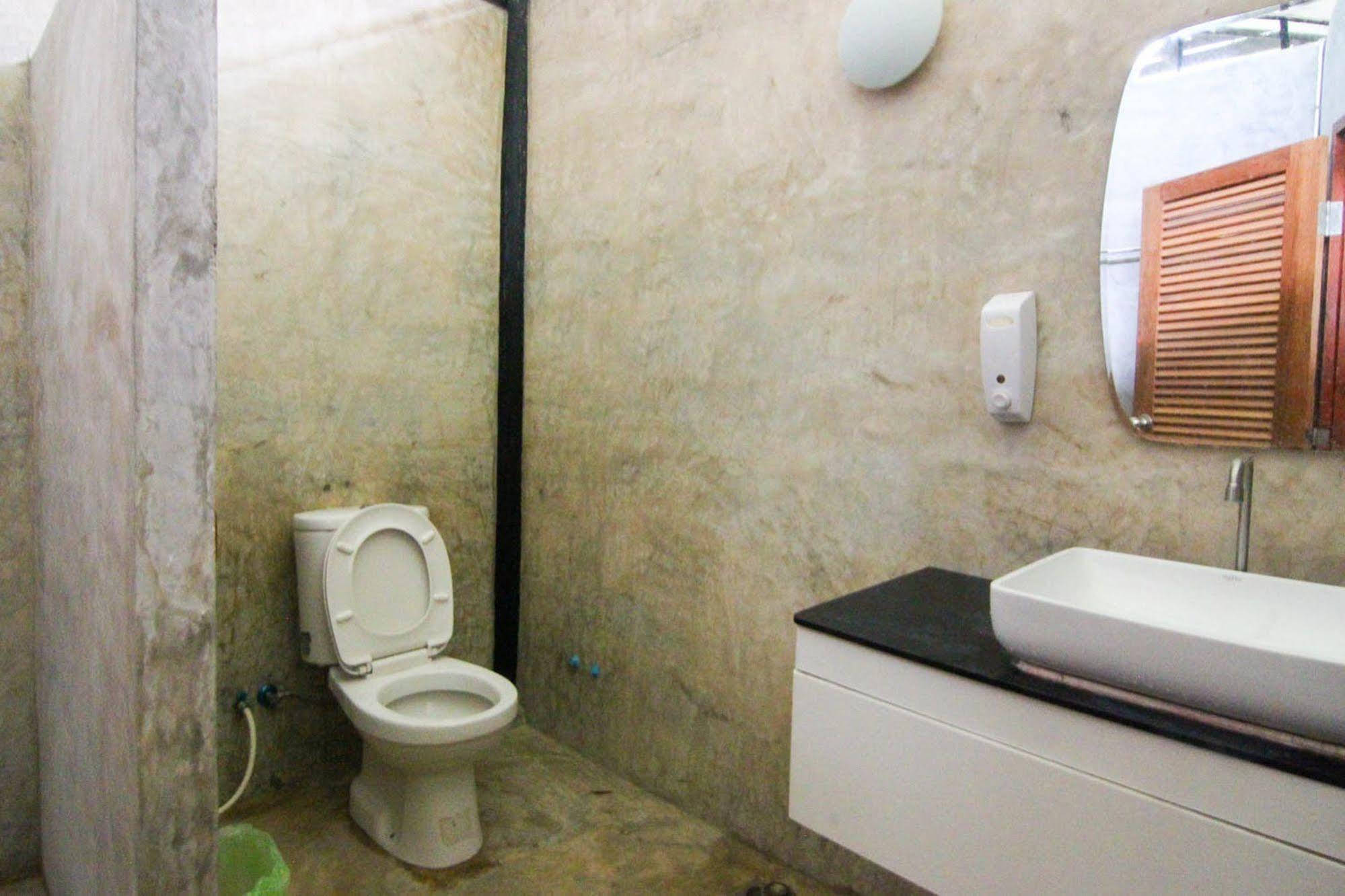 นายดี สคัลป์เจอร์ ฮัต แอท วิก หัวหิน Hotel ภายนอก รูปภาพ